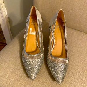 Silver sequin 2 1/2 inch heel.  Shoe has velvet in the back covering heel.